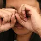 Mengucek mata memang sementara meredakan rasa gatal, namun ada dampak bahaya mengucek mata. (Foto: fromsomeguy.com)