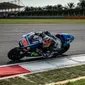 Pembalap Movistar Yamaha, Maverick Vinales, saat tampil di Sirkuit Sepang, Malaysia, (Mohd Rahsfan/AFP)