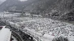 Para peserta memancing ikan trout melalui lubang yang mereka buat di atas sungai beku di Hwacheon, Korea Selatan, Sabtu (7/1/2023). Kontes ini merupakan bagian dari festival es tahunan yang menarik lebih dari satu juta pengunjung setiap tahun. (AP Photo/Ahn Young-joon)