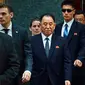 Pejabat tinggi Korea Utara, Kim Yong Chol (tengah) meninggalkan sebuah hotel di New York, Rabu (30/5). Tangan kanan Kim Jong Un itu berkunjung ke Amerika Serikat (AS) untuk membicarakan pertemuan dengan Donald Trump di Singapura. (AP/Andres Kudacki)