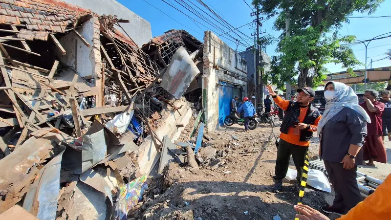 Rumah di Jalan Kapasari ambruk terdampak pengerjaan box culvert. (Dian Kurniawan/Liputan6.com)