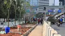 Suasana pembangunan jalur pedestrian di Jalan Sudirman, Jakarta, Senin (2/7). Perbaikan jalur pedestrian di sepanjang koridor Jalan Sudirman menjadi porsi pekerjaan PT MRT Jakarta, ditargetkan selesai pada 31 Juli 2018. (Liputan6.com/Arya Manggala)