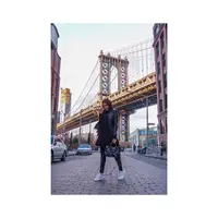 Gaya berhijab Zaskia Sungkar memang kerap menjadi inspirasi dan ditiru para wanita. Berbagai model kerap dikenakan kakak Shireen Sungkar ini. Dan berikut adalah street style Zaskia Sungkar dengan hijabnya. (Instagram/zaskiasungkar15)