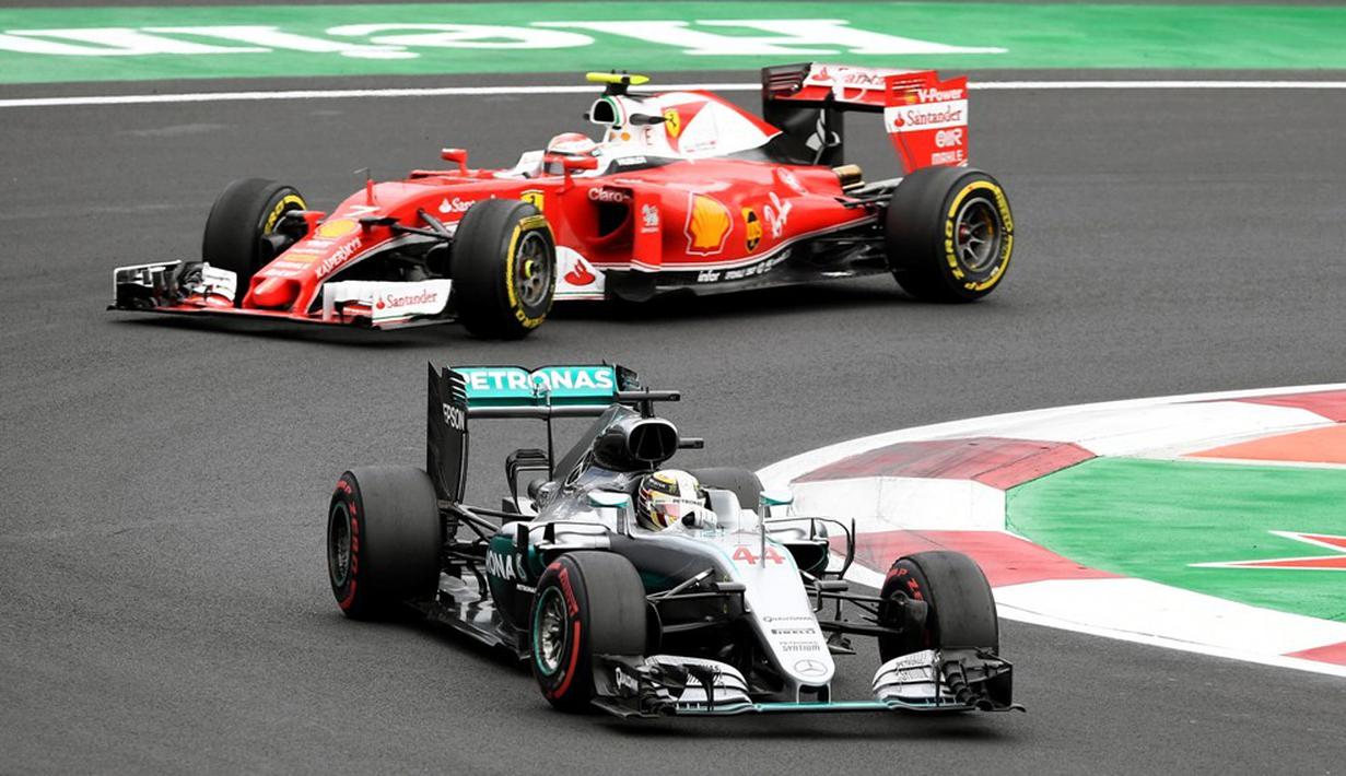 Lewis Hamilton meraih waktu tercepat pada latihan bebas pertama F1 GP Meksiko di Sirkuit Autodromo Hermanos Rodriguez, Jumat (28/10/2016). Namun, itu masih kalah cepat dari Sebatian Vettel yang menguasai latihan bebas kedua. (AFP/Alfredo Estrella)