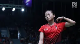 Tunggal putri Indonesia, Fitriani saat melawan pemain India, Saina Nehwal di babak 16 besar Bulutangkis Tunggal Putri Asian Games 2018 di Istora Kompleks GBK, Jakarta, Sabtu (25/8). Fitriani menyerah 6-21, 14-21. (Liputan6.com/Helmi Fithriansyah)