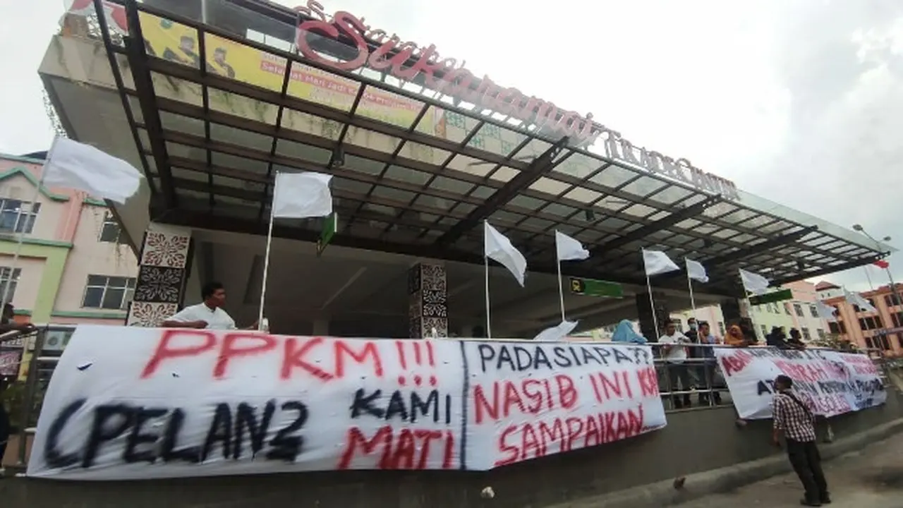 Pedagang Sukaramai Trade Center mengibarkan bendera putih sebagai rasa frustasi PPKM diperpanjang.