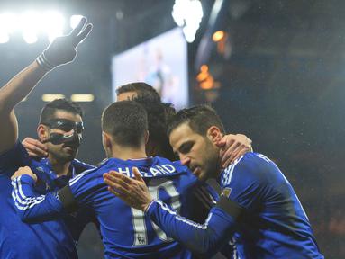  Diego Costa (kiri) merayakan golnya bersama rekannya saat mengalahkan Newcastle United 5-1 pada Lanjutan Liga Inggris pekan ke-26 di Stadion Stamford Bridge, London, MInggu (14/2/2016) dini hari WIB. (AFP/Glyn Kirk)