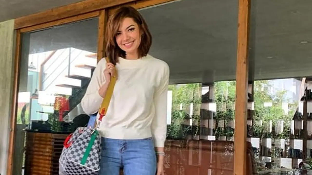 Koleksi Sneakers Najwa Shihab