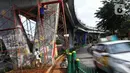 Seniman melukis mural pada dinding Jalan Layang Pesing di Jakarta Barat, Sabtu (7/12/2019). Mural pada jalan layang sepanjang 1,5 kilometer tersebut merupakan bagian dari program Pemerintah Provinsi DKI Jakarta dalam mempercantik Ibu Kota. (Liputan6.com/Johan Tallo)