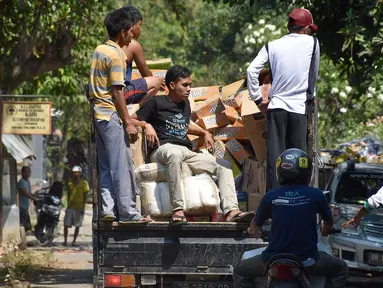 Warga mendistribusikan bantuan berupa paket sembako, obat-obatan, perlengkapan bayi, biskuit hingga air kemasan untuk korban gempa di wilayah Lombok Utara, NTB (21/8). (Liputan6.com/HO/Iwan)