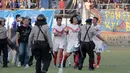 Pemain Persis Solo, Rico Fernanda diamankan petugas setelah terlibat keributan dalam final lanjutan Piala Polda Jateng di Stadion Jatidiri, Semarang, Minggu (2/8/2015). (Bola.com/Vincensius Sawarno)