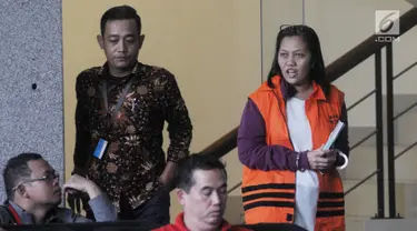 Orang kepercayaan Anggota DPR Bowo Sidik Pangarso, Indung (kanan) usai menjalani pemeriksaan di Gedung KPK, Jakarta, Jumat (5/4). Indung diperiksa sebagai tersangka terkait kasus dugaan suap kerja sama pengangkutan pupuk melalui kapal. (merdeka.com/Dwi Narwoko)