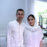 Tiba dari tanah suci Raffi Ahmad langsung ziara ke makam Olga Syahputra. Ia menangis di atas pusara Olga. (foto: Galih W. Satria/Bintang.com)