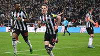 Pemain Newcastle United, Anthony Gordon (tengah) melakukan selebrasi setelah mencetak gol ke gawang Arsenal pada laga lanjutan Liga Inggris 2023/2024 yang berlangsung di Stadion St. James' Park, Newcastle, Inggris, Minggu (05/11/2023) WIB. Kemenangan 1-0 Newcastle membuat mereka naik ke peringkat enam dengan raihan 20 poin. (AFP/Oli Scarff)