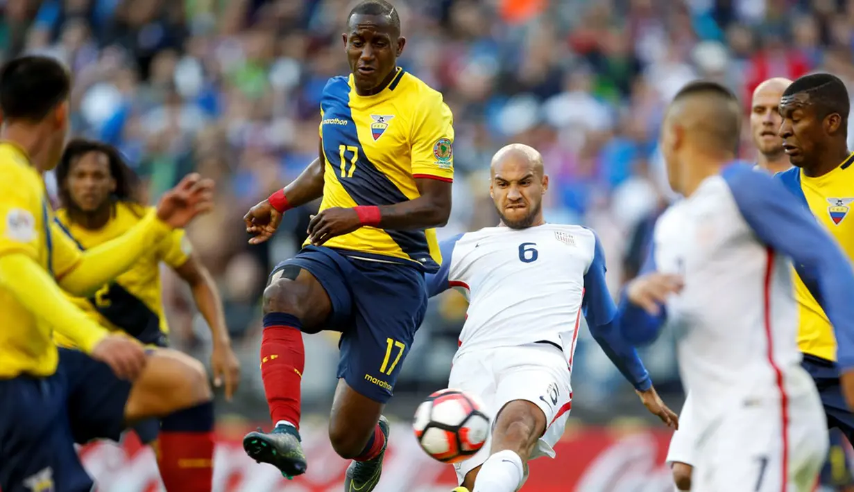 Perebutan bola antara pemain Amerika Serikat dan Ekuador pada perempat final Copa America Centenario 2016, di Century Link Field, Seattle, Jumat (16/6/2016). (Reuters/Jennifer Buchanan-USA TODAY Sports)