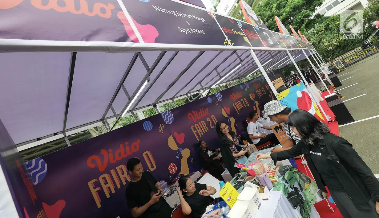 Pengunjung melihat-lihat jajanan dan barang-barang menarik di area Market Place pada acara Vidio Fair 2.0 di Mall Gandaria City, Jakarta, Sabtu (3/11). Vidio Fair 2.0 kali ini mengambil tema One Stop Event You Can Get. (Liputan6.com/Herman Zakharia)