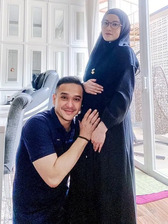 Hamil Setelah 7 Tahun Nikah, Ini 6 Potret Lyra Virna Pamer Perut Buncit