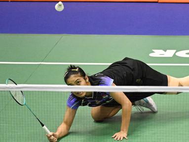 Tunggal putri Indonesia, Gregoria Mariska Tunjung, terjatuh saat berusaha mengembalikan kok melawan wakil Spanyol, Carolina Marin, pada laga perempat final turnamen Hong Kong Terbuka 2023 di Coliseum, Hong Kong, Jumat (15/9/2023). Gregoria menang dua set langsung dengan skor 21-9 dan 21-18. (AFP/Peter Parks)