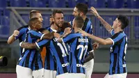 Para pemain Inter Milan merayakan gol yang dicetak oleh Stefan de Vrij ke gawang AS Roma pada laga Serie A di Stadion Olympic, Roma, Minggu (19/7/2020). Kedua tim bermain imbang 2-2. (AP/Riccardo De Luca)