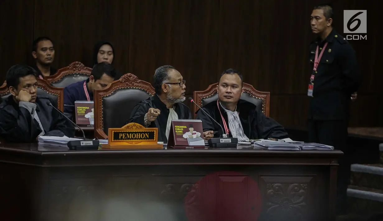 Ketua Tim Hukum Prabowo-Sandi, Bambang Widjojanto berdebat dengan Anggota tim hukum TKN Luhut Pangaribuan, Jakarta, Selasa (18/6/2019). Perdebatan dimulai terkait ucapan Bambang bahwa terdapat beberapa saksinya yang mendapat ancaman, dan butuh perlindungan dari LPSK. (Liputan6.com/Faizal Fanani)
