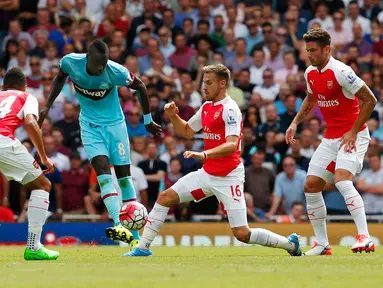 Gelandang West ham United, Cheikhou Kouyate (tengah) berusaha melewati para pemain Arsenal pada pertandingan Liga Primer Inggris di Stadion Emirates, London, (9/8/2015). West ham menang 2-0 atas Arsenal. (Reuters/Eddie Keogh)