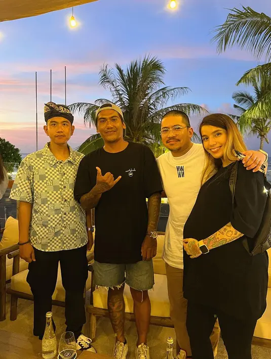 Meski tengah hamil besar, tak membuat perempuan kelahiran Malang, Jawa Timur itu berdiam diri di rumah. Momen saat foto bareng dengan Gibran Rakabuming Raka, anak Presiden Jokowi yang juga calon Wakil Presiden Prabowo Subianto. [Instagram/itssheilamj]