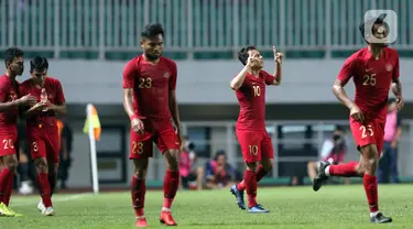 Pemain tengah Indonesia U-23, Egy Maulana Vikry (kedua kanan) mengangkat jari saat merayakan gol pada laga persahabatan melawan Iran U-23 di Stadion Pakansari, Kab Bogor, Sabtu (16/11/2019). Laga ini merupakan uji coba terakhir jelang Sea Games Filipina 2019. (Liputan6.com/Helmi Fithriansyah)