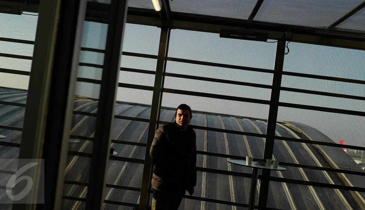 Seorang calon penumpang bersantai di Bandara Internasional Ataturk di Istanbul, Rabu (19/4). Tahun 2015, bandara di kota terpadat Negara Turki itu merupakan bandara tersibuk ke 11 di dunia dengan 61,8 juta penumpang. (Liputan6.com/Immanuel Antonius)