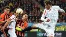 Duel antara pemain Sevilla dengan pemain Shakhtar dalam laga leg pertama semifinal Liga Europa di Stadion Arena Lviv, Lviv, Ukraina, Jumat (29/4/2016) dini hari WIB. (AFP/Janek Skarzynski)