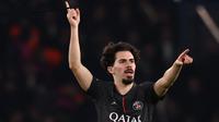 Gelandang Paris Saint-Germain, Vitinha, berselebrasi setelah mencetak gol ke gawang Tottenham Hotspur FC pada pertandingan Liga Champions di Parc des Princes, Kamis (27/11/2025) dini hari WIB. (Franck Fife/AFP)