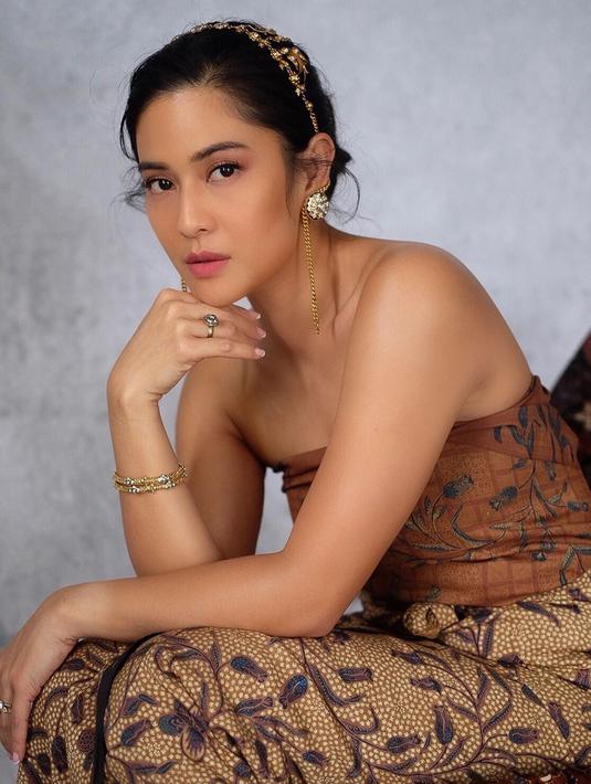 Ia juga memilih untuk membebatkan kain batik ke tubuhnya secara langsung dibanding dengan menggunakan baju bermotif batik. Penampilan Dian ini pun mengingatkan netizen terhadap wanita Jawa pada zaman dahulu. (Liputan6.com/IG/@philipekarunia)