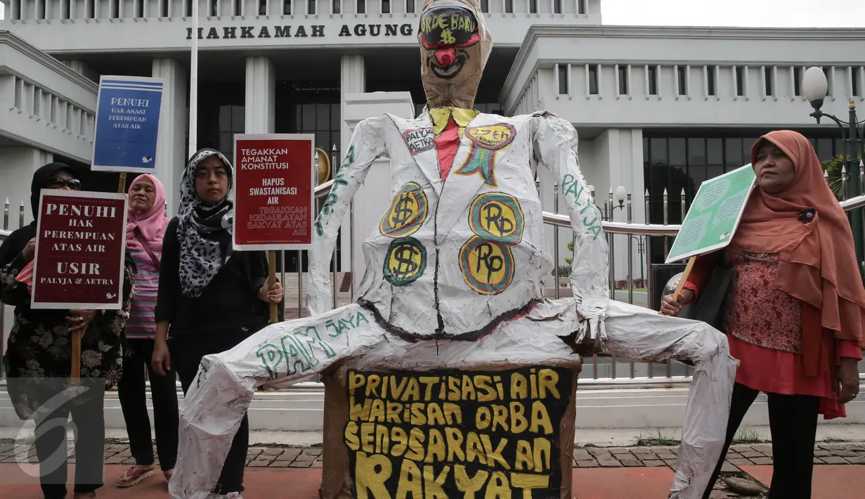 Koalisi Masyarakat Menolak Swastanisasi Air Jakarta (KMMSAJ) saat menggelar aksi membawa patung yang menolak pengelolaan air diberikan kepada pihak swasta di depan Gedung Mahkamah Agung, Jakarta, Jumat (3/6). (Liputan6.com/Faizal Fanani)