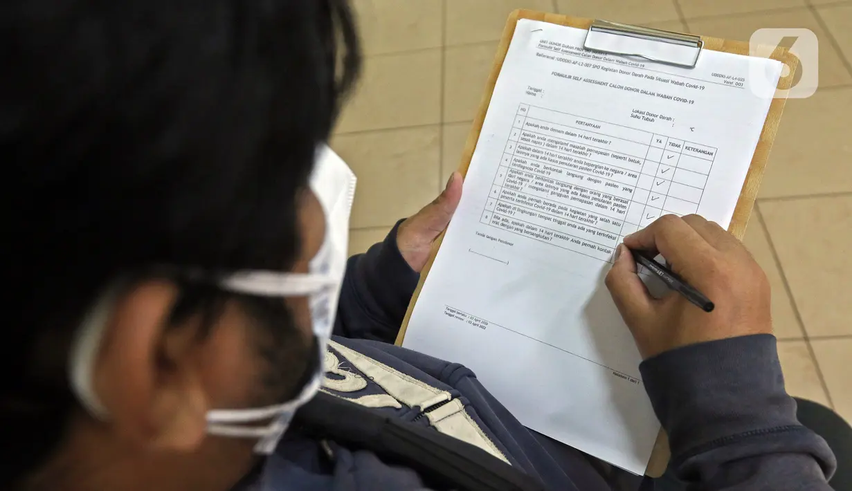 Penyintas COVID-19 mengisi data saat melakukan donor plasma konvalesen di PMI DKI Jakarta, Selasa (19/1/2021). Sebanyak 307 penyintas COVID-19 per 1 hingga 15 Januari 2021 telah mendonorkan plasma konvalesen. (Liputan6.com/Herman Zakharia)