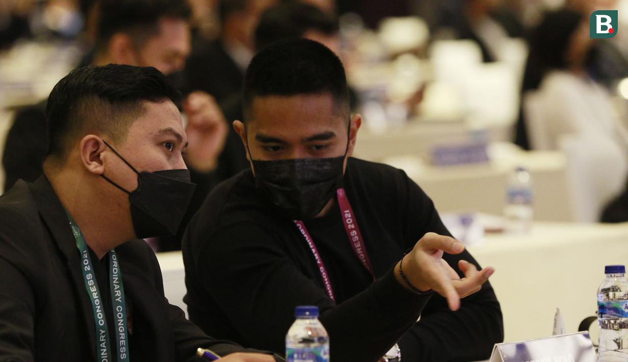 Adapun Kaesang Pangarep menghadiri Kongres Tahunan PSSI 2021 sebagai Direktur Utama sekaligus pemegang saham terbesar Persis Solo. Putra sulung Presiden Joko Widodo itu juga terlihat menggunakan busana casual berwarna hitam. (Foto: Bola.com/M Iqbal Ichsan)