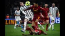 Pemain Juventus, Dusan Vlahovic (kiri) berebut bola dengan pemain AS Roma, Chris Smalling pada laga pekan ke-25 Liga Italia 2022/2023 yang berlangsung di Stadio Olimpico, Senin (06/03/2023) dini hari WIB. (AFP/Filippo Monteforte)