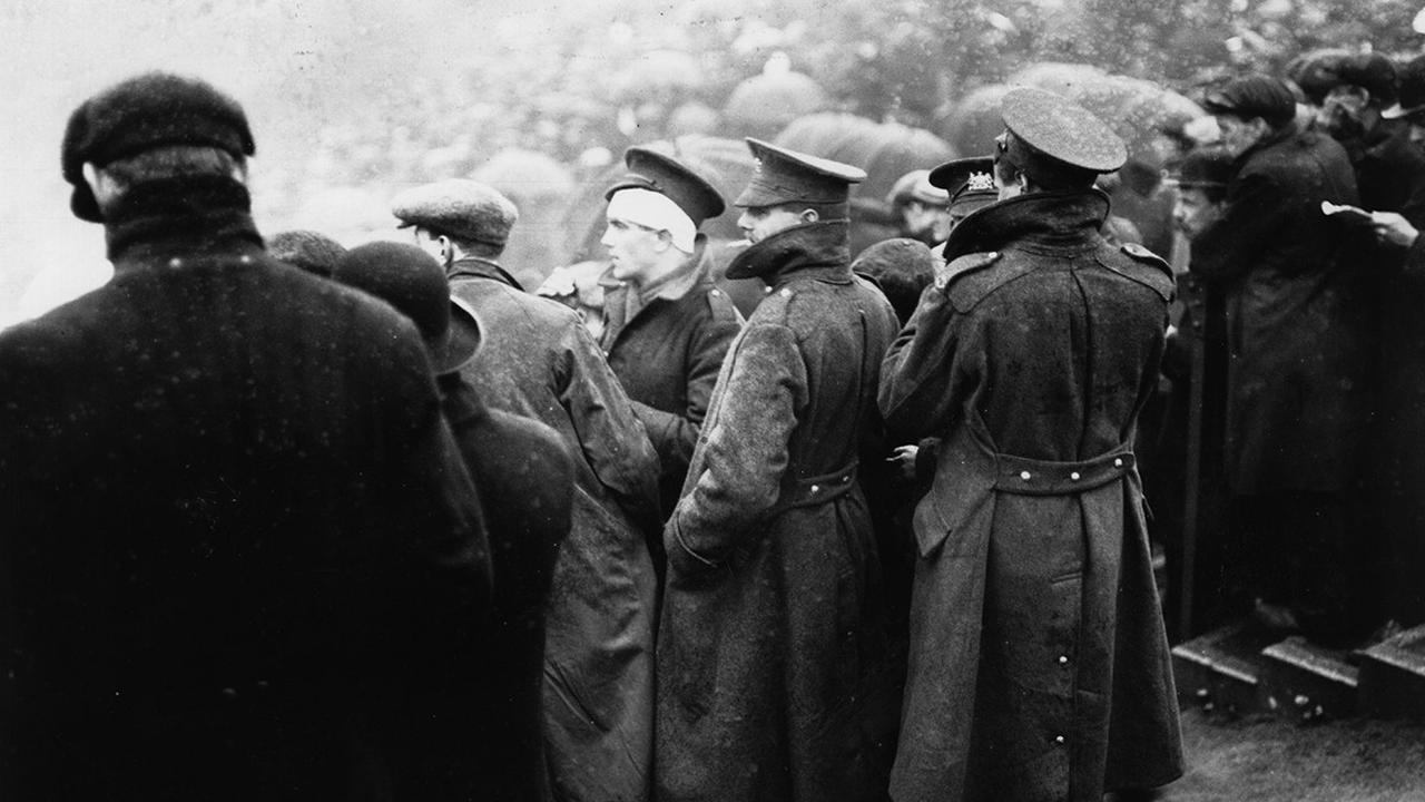 Tentara berdesakan saat menyaksikan final Piala FA di Manchester, 1915