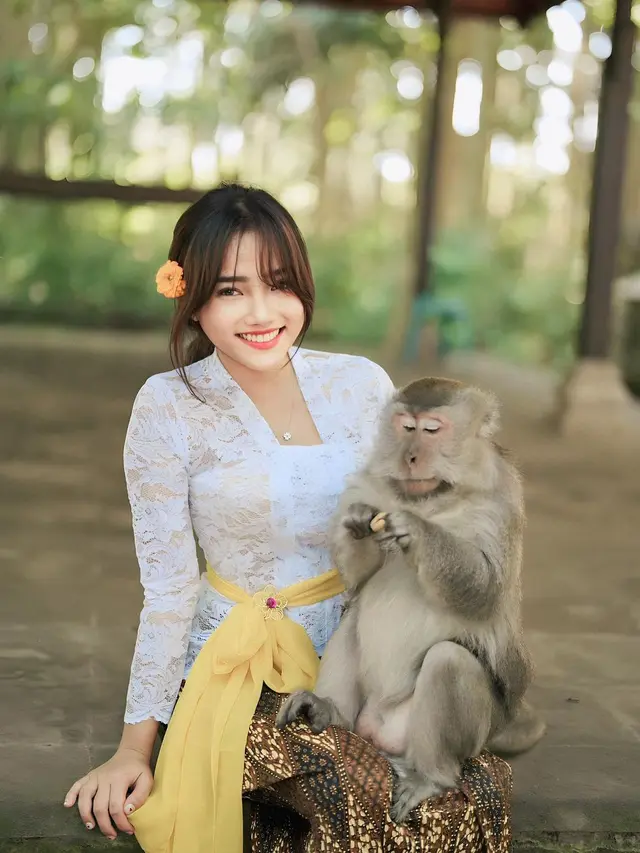 6 Gaya Ayu Fuji An yang Dipuji Bak Kembang Desa Mengenakan Kebaya Putih di Bali
