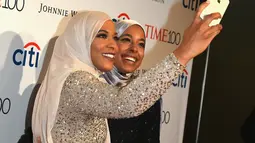 Ibtihaj Muhammad berfoto selfie saat menghadiri Gala 100 TIME di New York City, AS, Selasa (25 /4). Sebagai atlet muslimah berprestasi, ia merupakan simbol keberagaman dan toleransi di Amerika Serikat. (AFP Photo)