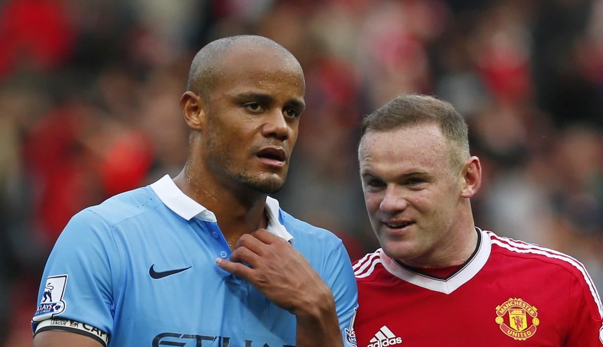 Pemain Manchester City, Vincent Kompany (kiri), berbincang dengan pemain Manchester United, Wayne Rooney, dalam lanjutan Liga Premier Inggris di Stadion Old Trafford, Inggris, Minggu (25/10/2015). (Reuters/Eddie Keogh)