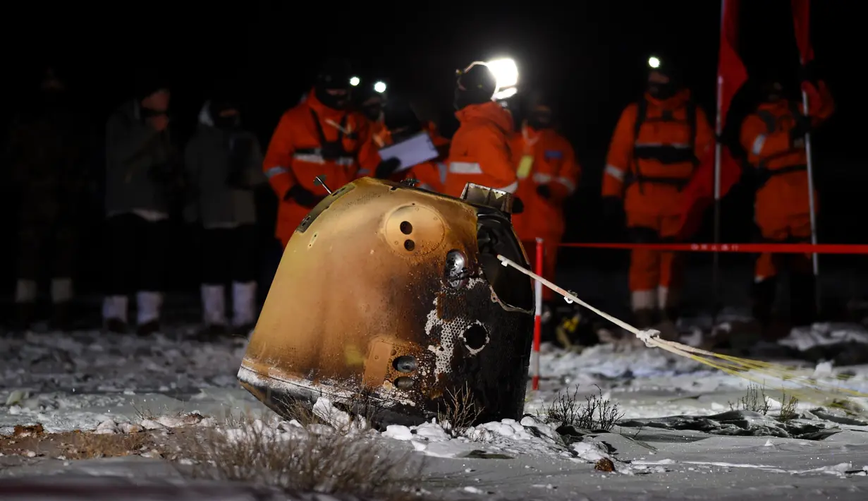 Kapsul pembawa pulang wahana antariksa Chang'e-5 mendarat di Siziwang, China, 17 Desember 2020. Chang'e-5 membawa sampel Bulan pertama yang diambil oleh China sekaligus sampel Bulan terbaru di dunia selama lebih dari 40 tahun. (Xinhua/Peng Yuan)