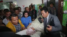 Ketua DPR, Setya Novanto saat dibawa keluar dari RS Medika Permata Hijau, Jakarta, Jumat (17/11). Setnov akan dipindah ke RS Cipto Mangunkusumo. (Liputan6.com/Helmi Fithriansyah)