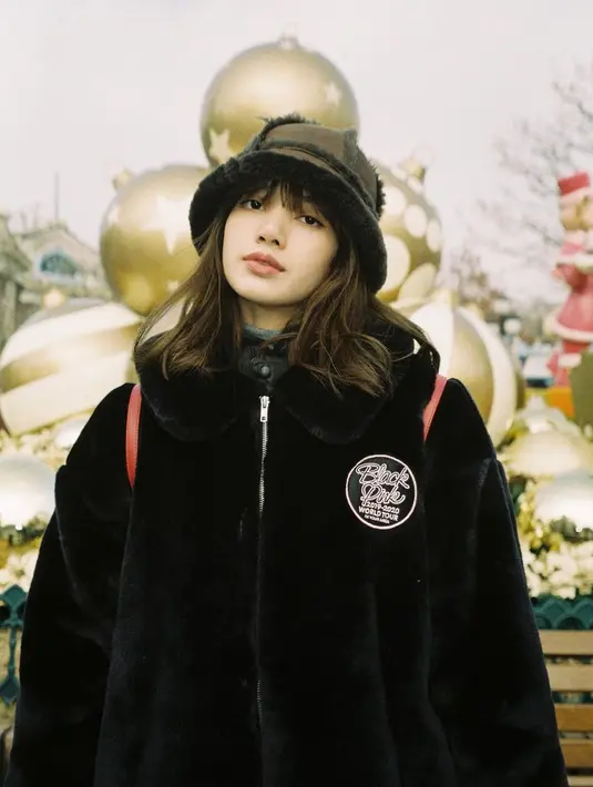 Menggunakan jaket tebal berwarna hitam yang dipadukan sebuah topi serta tas ransel, gaya Lisa satu ini juga tak lepas dari perhatian netizen. Meski terlihat sederhana, namun penampilan Lisa tetap menjadi inspirasi banyak orang. (Liputan6.com/IG/@lalalalisa_m)