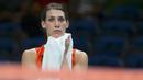 Atlet voli wanita Belanda, Robin de Kruijf terdiam memegang handuk usai pertandingan melawan tim Tiongkok pada semifinal Olimpiade Rio 2016 di Rio de Janeiro, Brasil, (18/8). (REUTERS / Yves Herman)