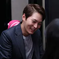 'Aku bingung pas di jalan dari bandara ke hotel kan macet, kok mereka sampai dengan cepet ya. Mereka naik apa?,' ujar Joo Won Bingung. (Andy Masela/Bintang.com)