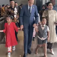 Potret Keluarga Jokowi Kondangan Bareng. [@jokowi]