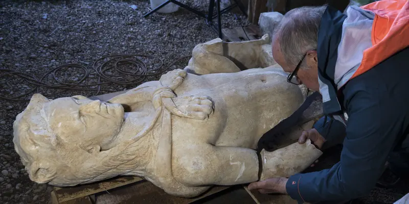Patung Sosok Seperti Hercules Ditemukan di Saluran Pembuangan Roma