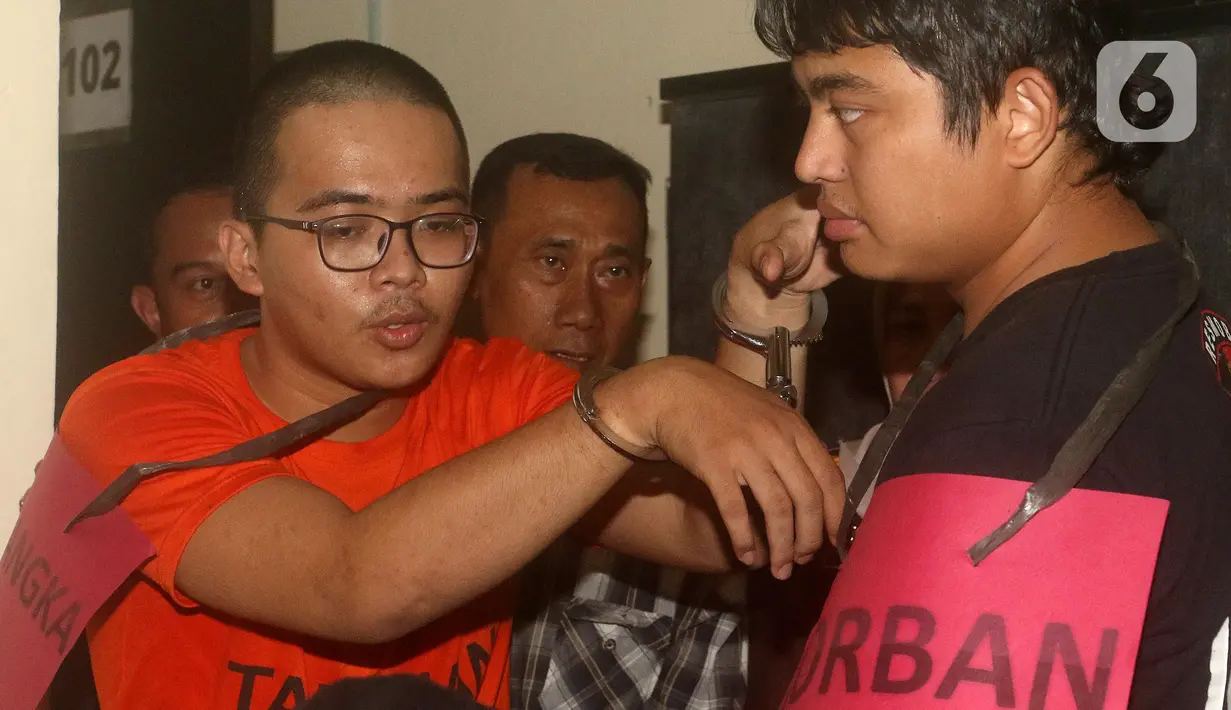 Selanjutnya pelaku dan korban berjalan masuk ke kamar korban bernomor 102 dan seterusnya. (merdeka.com/Arie Basuki)