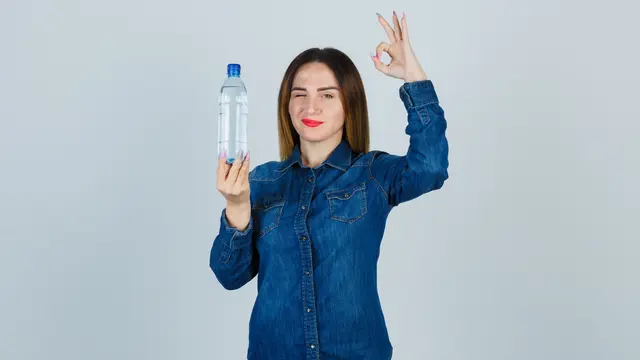 Ilustrasi minum dibotol besar/freepik.com/8photo