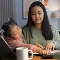 ilustrasi orangtua yang sedang mengajari anak/copyright freepik.com/freepik