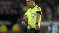 Wasit asal Argentina yang akan bertugas di Piala Dunia 2022, Facundo Tello. (AFP/Javier Gonzalez Toledo)